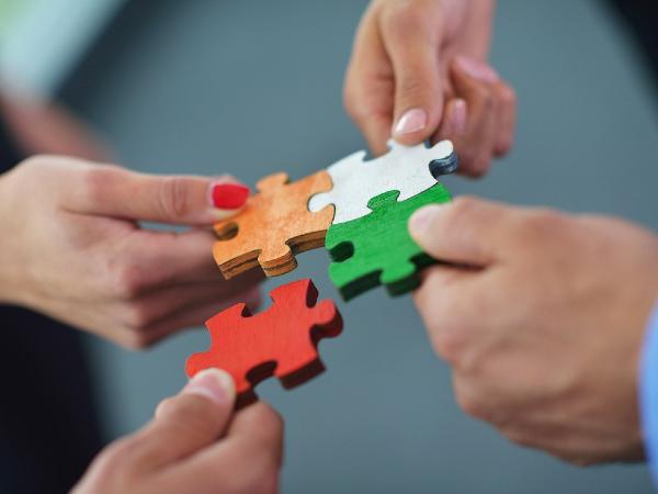 IT人材の派遣もアウトソーシングという形で行われていますが、最大の違いは、そのIT人材が派遣会社から派遣されるということです。