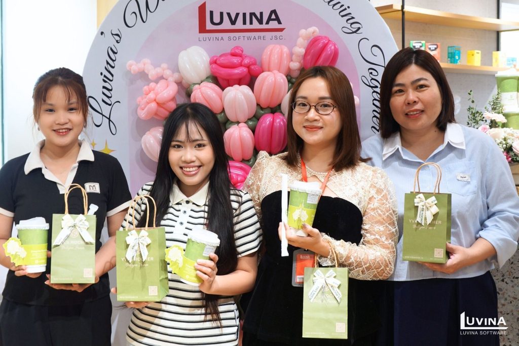【イベントレポート】2026年国際女性デーを祝う特別イベントを開催 2 gift giving to luvina software female employees